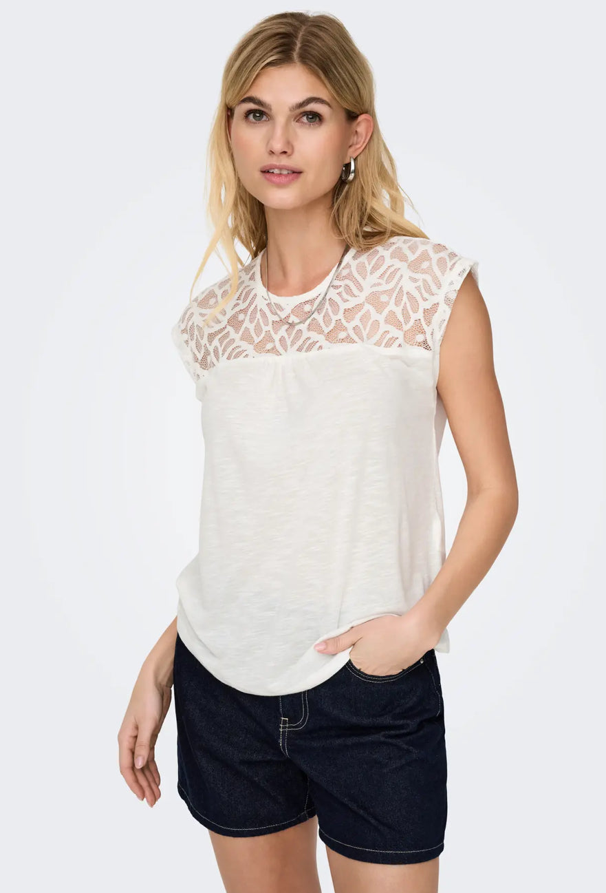 Only blonde bluse uden ærme stylet på model med shorts