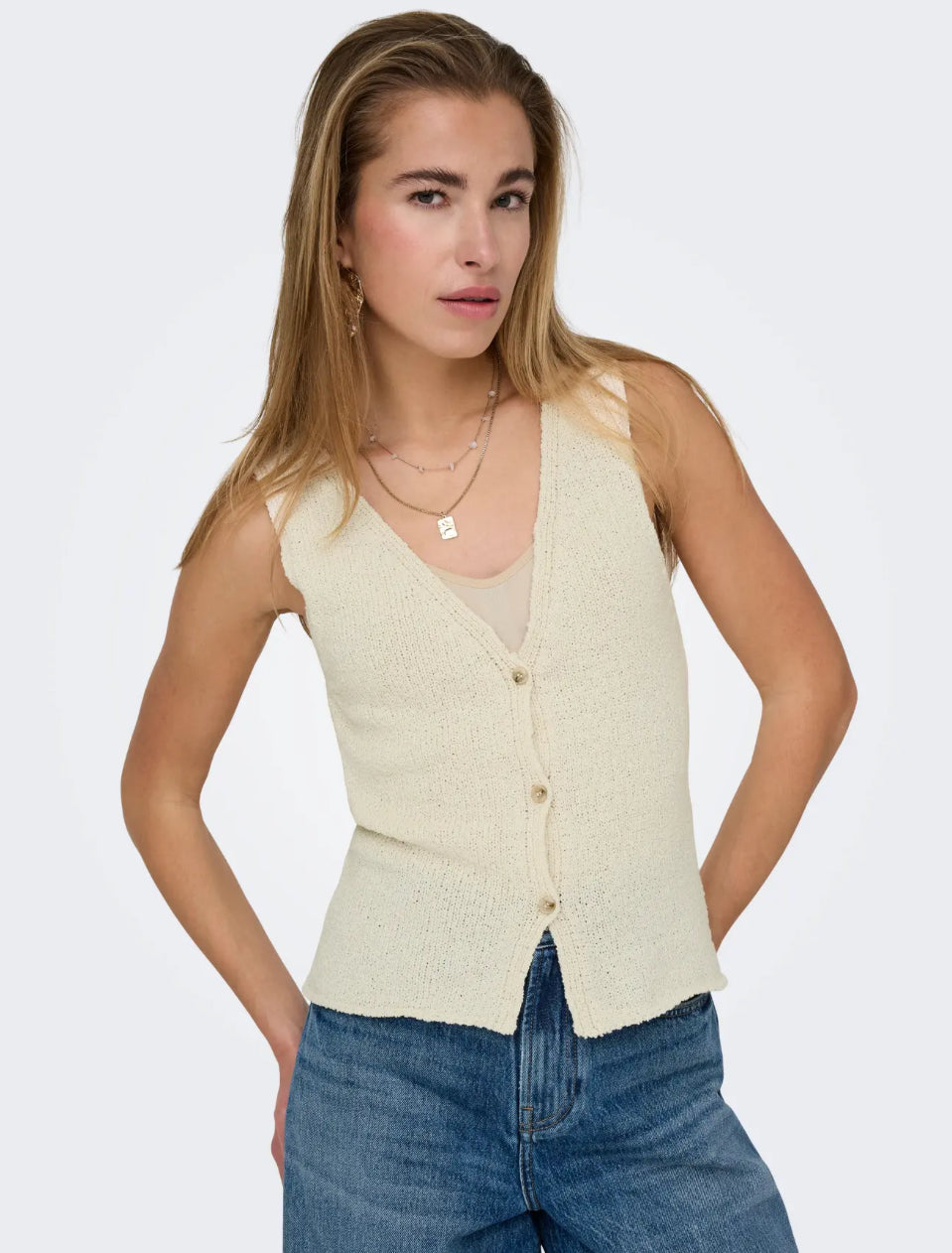 Cream farvet vest i strik fra Only ses her på model  stylet med jeans