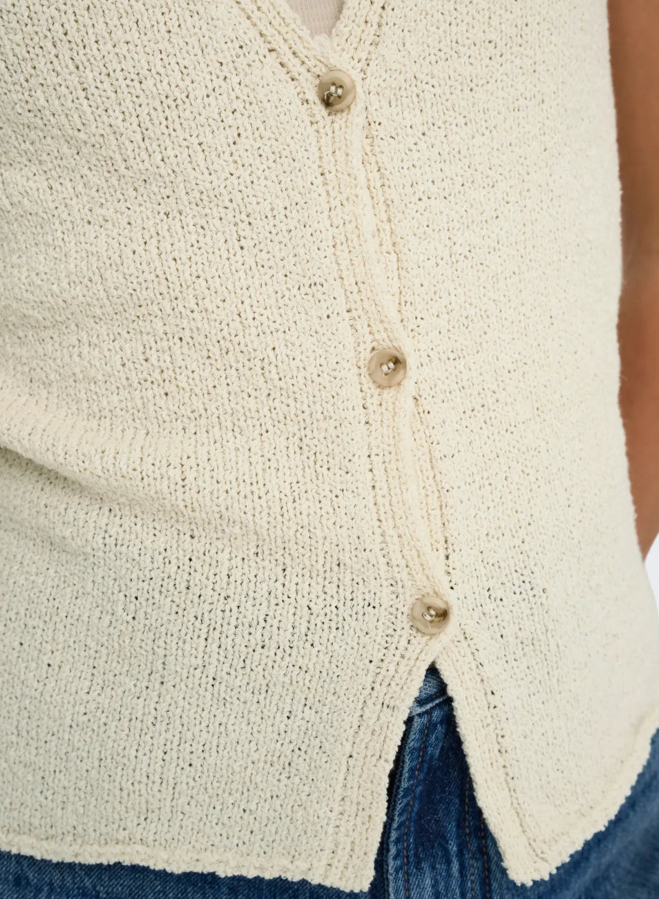 Nær billed af strikket creamfravet vest fra Only