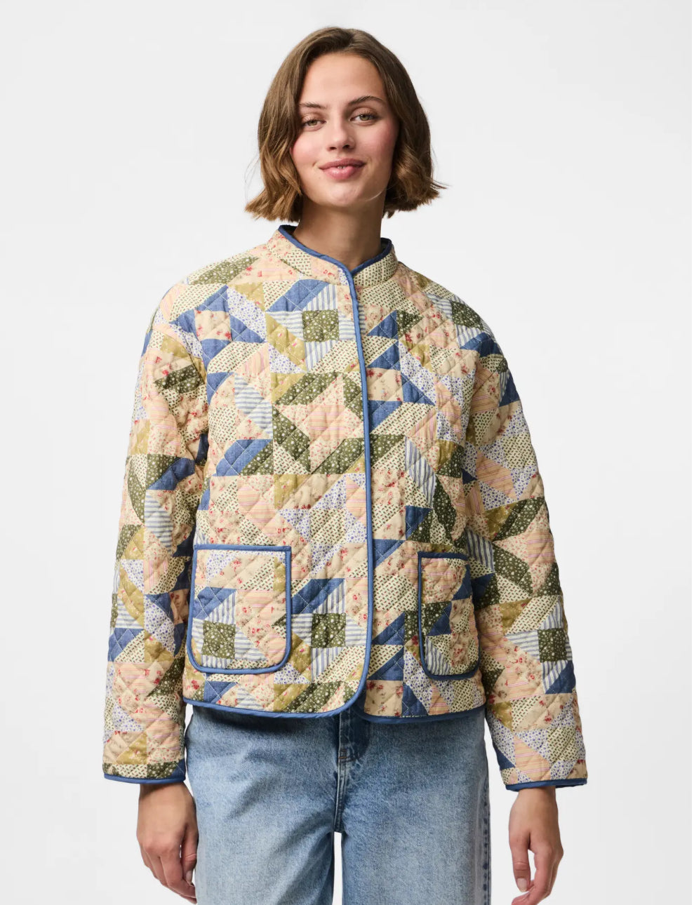 Farverig quiltjakke i smukt patchwork-design
