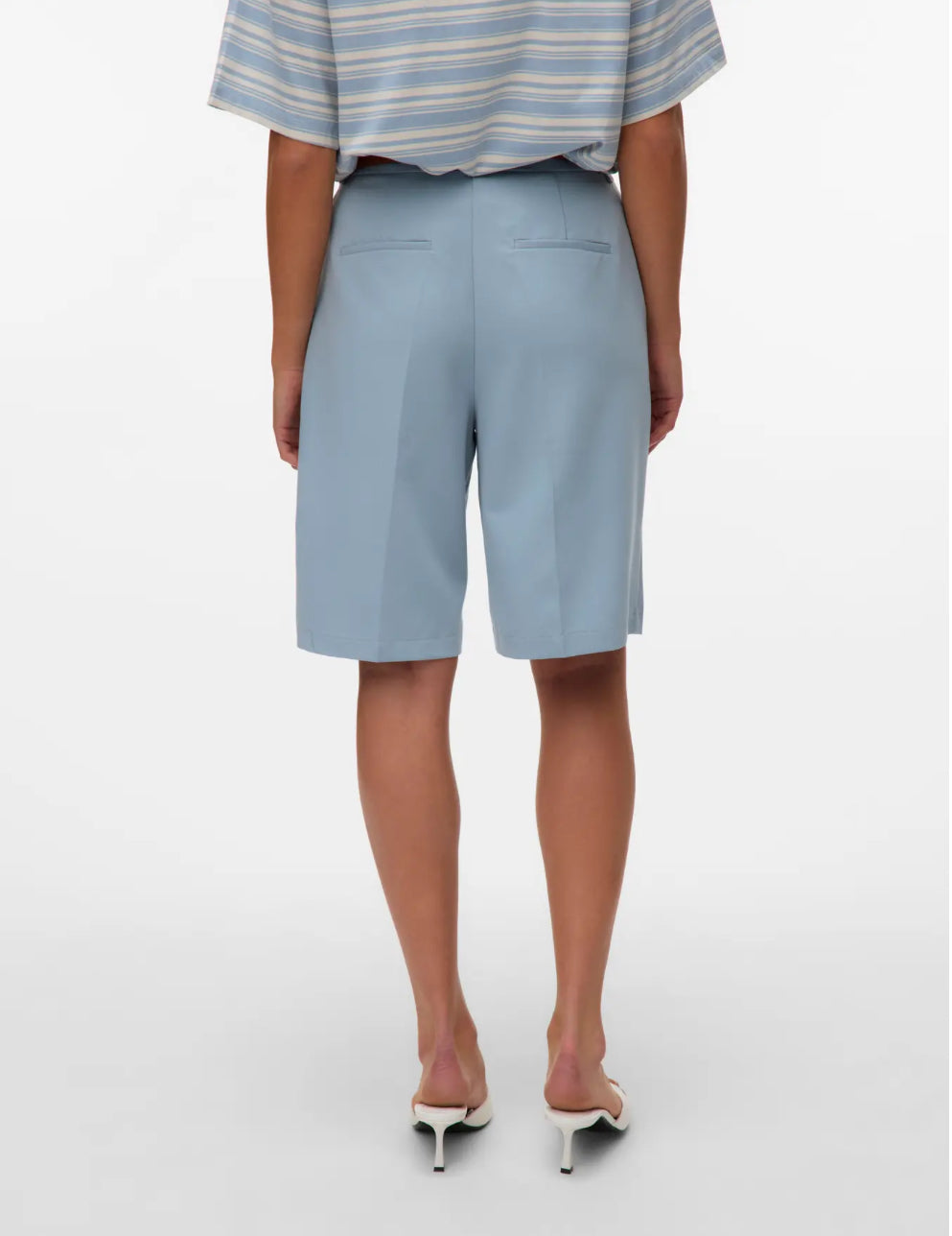 AWARE Bermudashorts i lyseblå