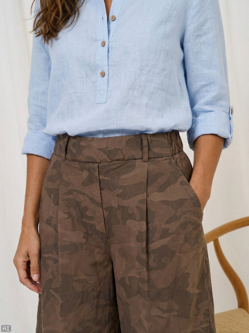 Camouflage-shorts i brun - detalje af talje og lommer
