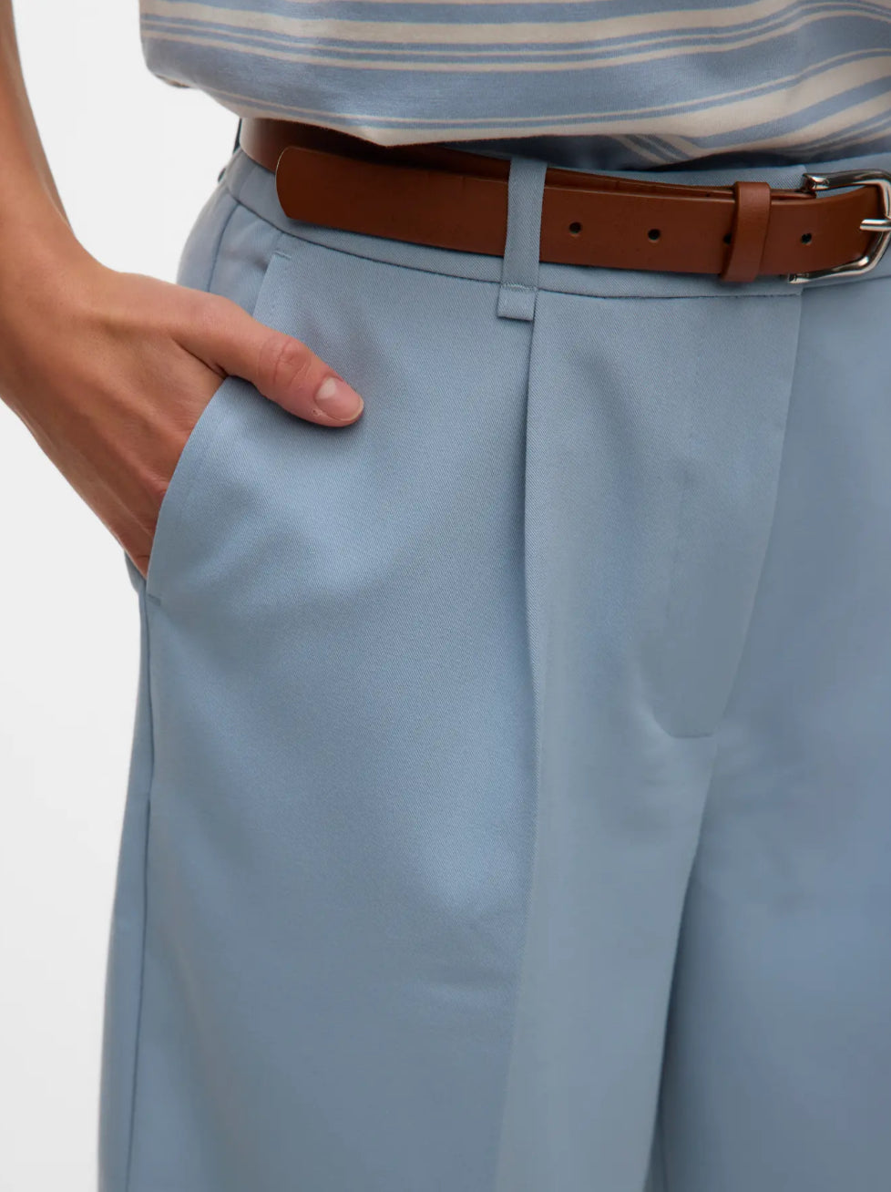 AWARE Bermudashorts i lyseblå