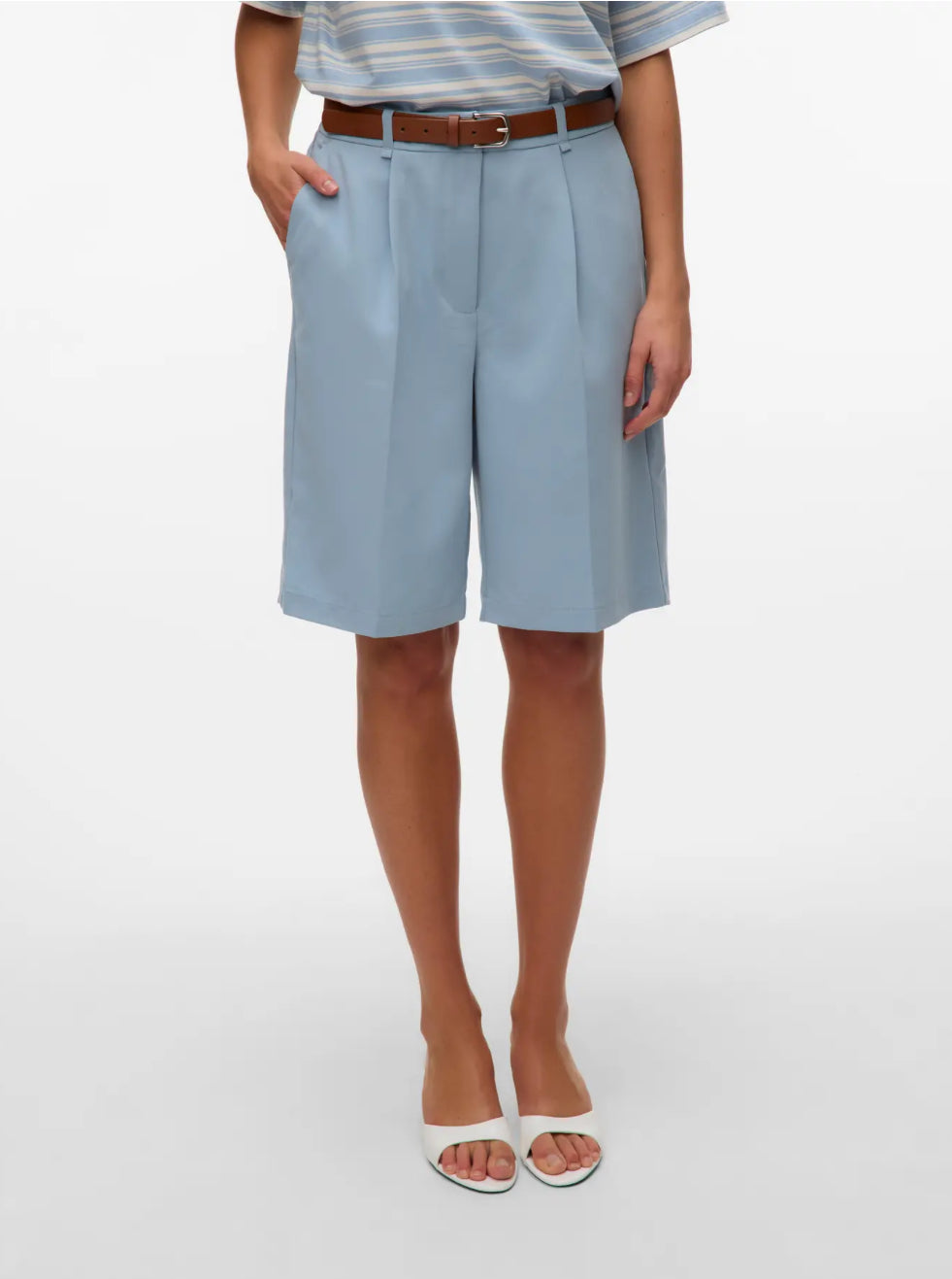 AWARE Bermudashorts i lyseblå