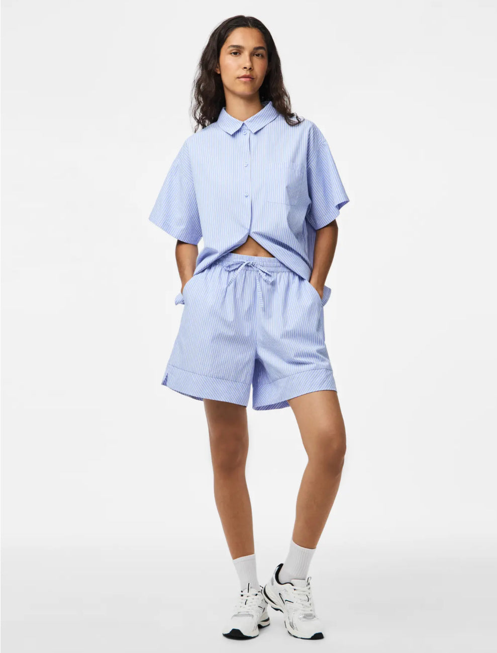 Afslappende elegante shorts med stribe detaljer 