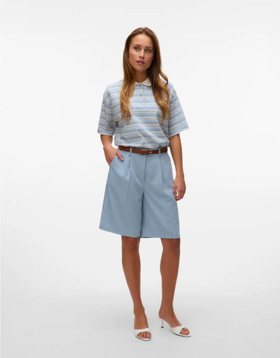 AWARE Bermudashorts i lyseblå