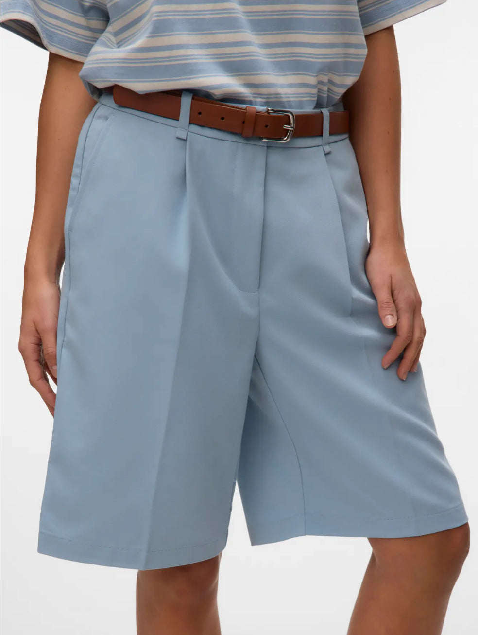 AWARE Bermudashorts i lyseblå