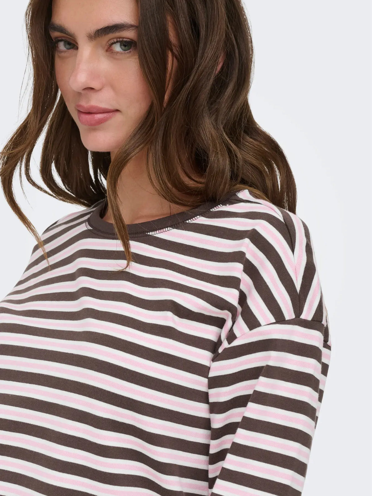 ONLY Soph stribet top rosa/kaffebrun - båret på model