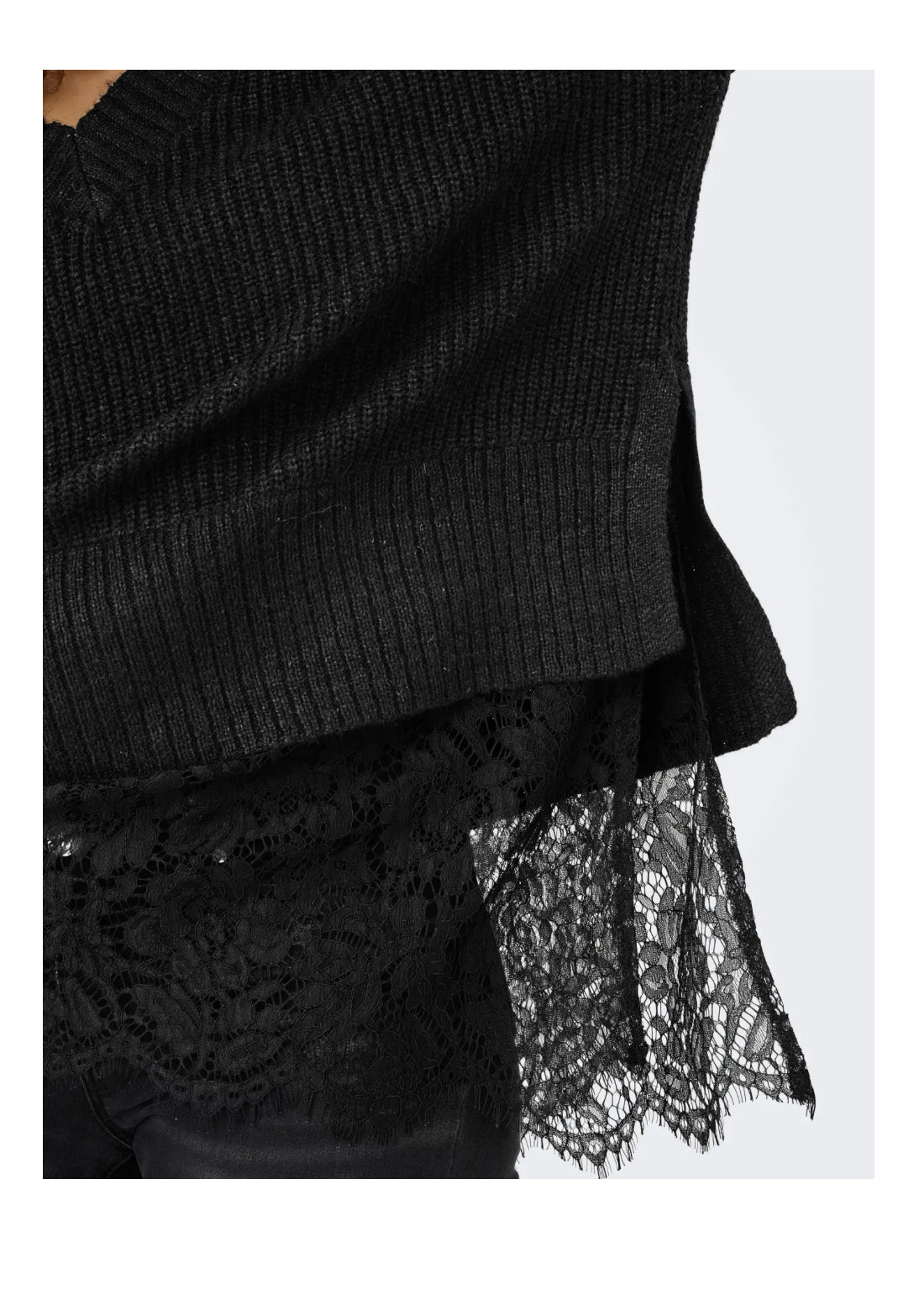 Only strik med blonde detalje