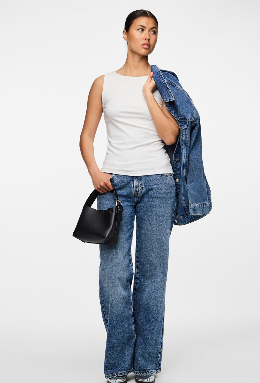 Vendbar top stylet med jeans
