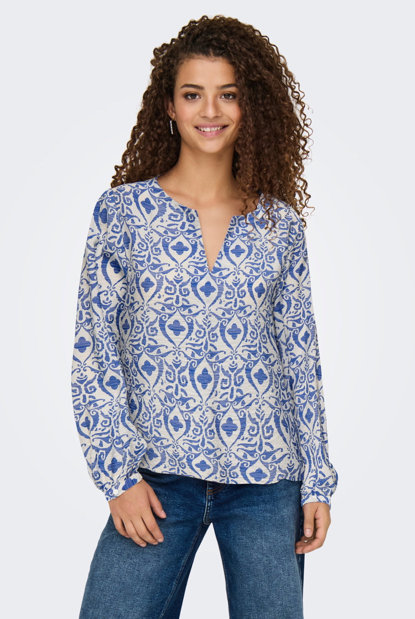 Blå og hvid mønstret bluse fra JDY! Blusen  har et orientalsk inspireret mønster, her ses blusen på en model , stylet sammen med jeans 