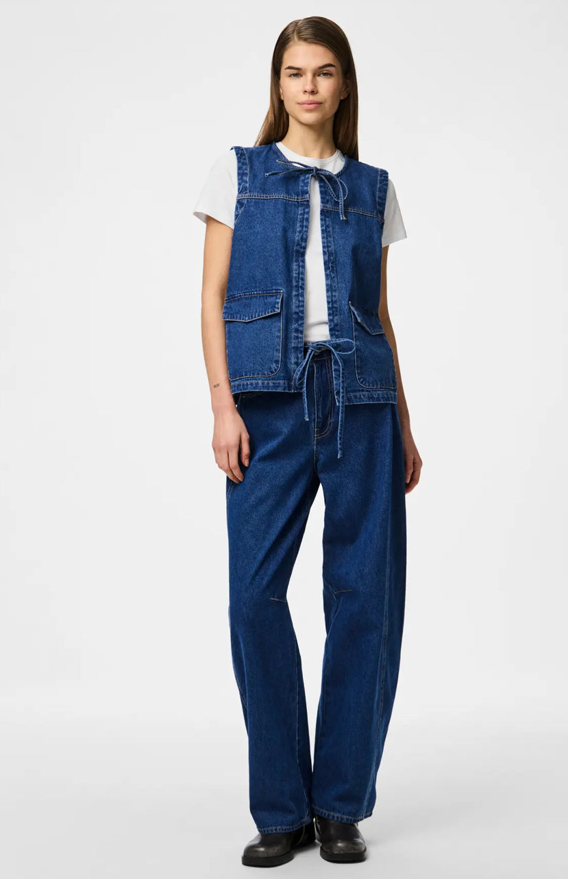 Denim vest fra pieces med fronlo,mdr og bindebånd, her på billedet er den vist stylet på model med jeans i samme farve