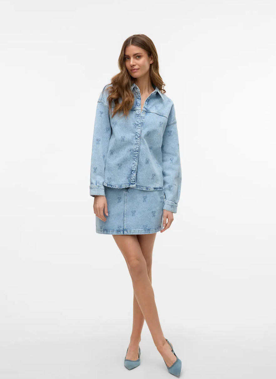 Denim sæt med skjorte og nederdel på model 