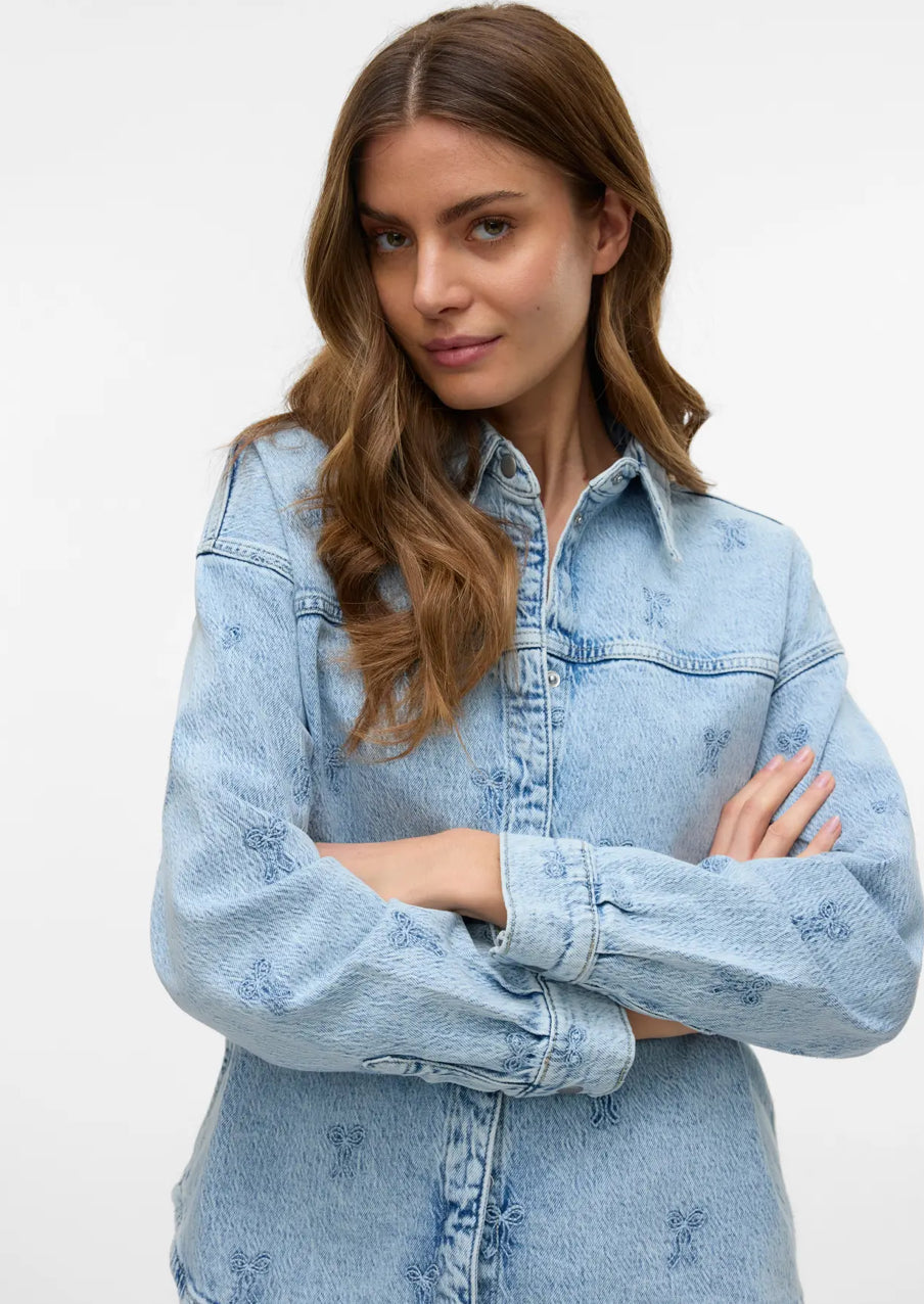 VERO MODA | Denim skjorte - med broderede sløjfer🎀