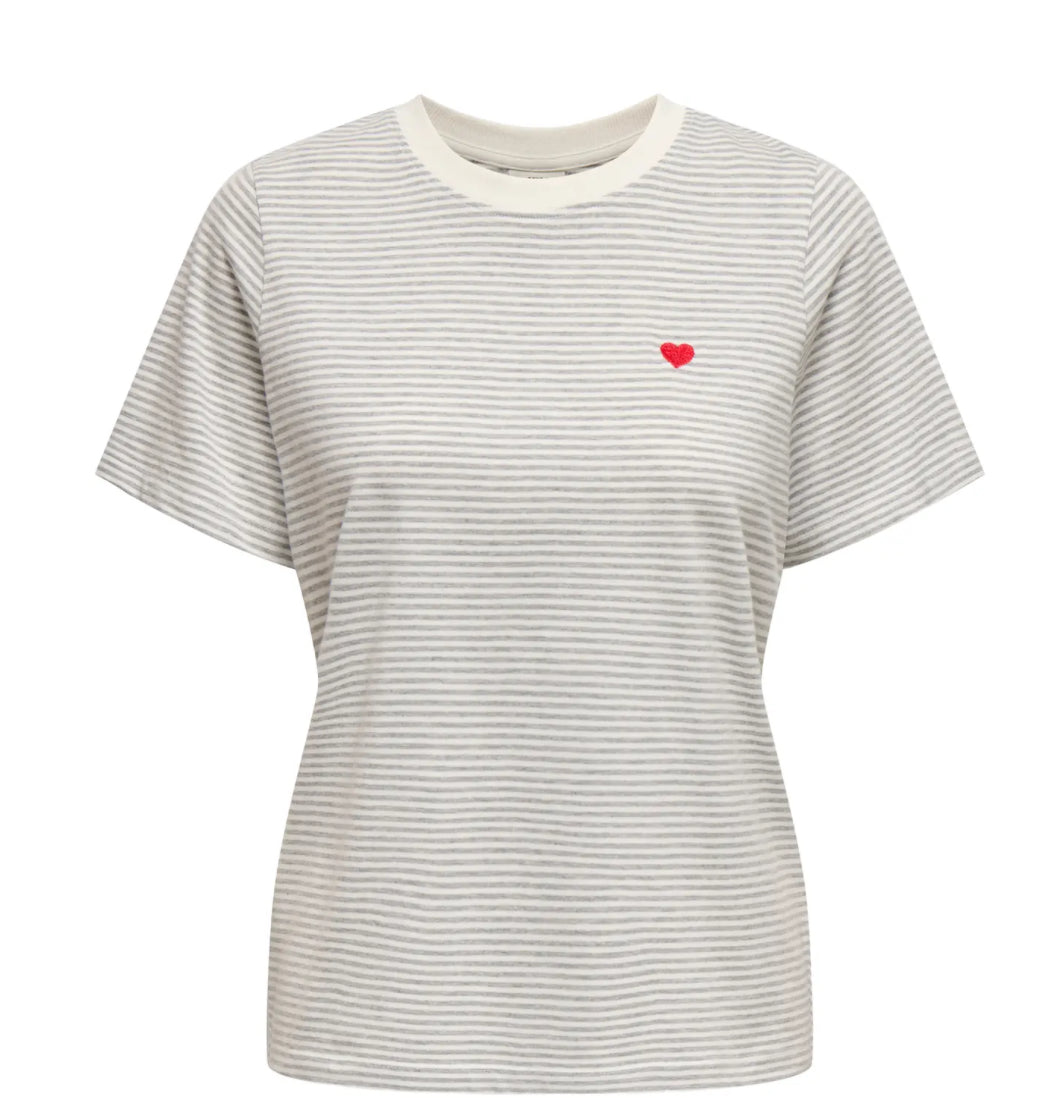 Stribet t-shirt fra jdy med påsyet broderet hjerte på brystet, striberne er lysegrå og hvid 