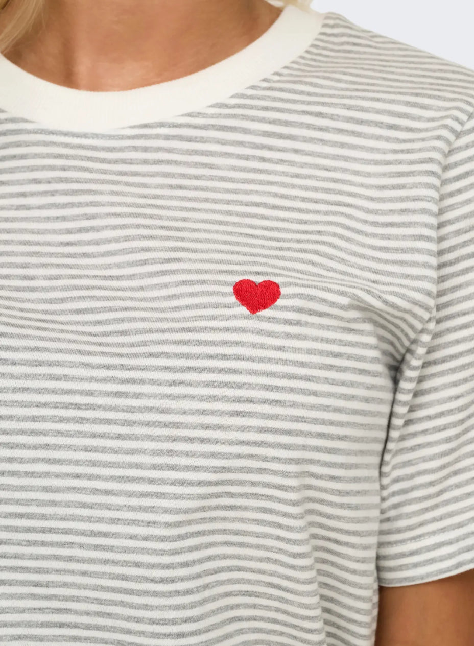 JDY lysgrå stribet t-shirt med lille broderet hjerte ♥️