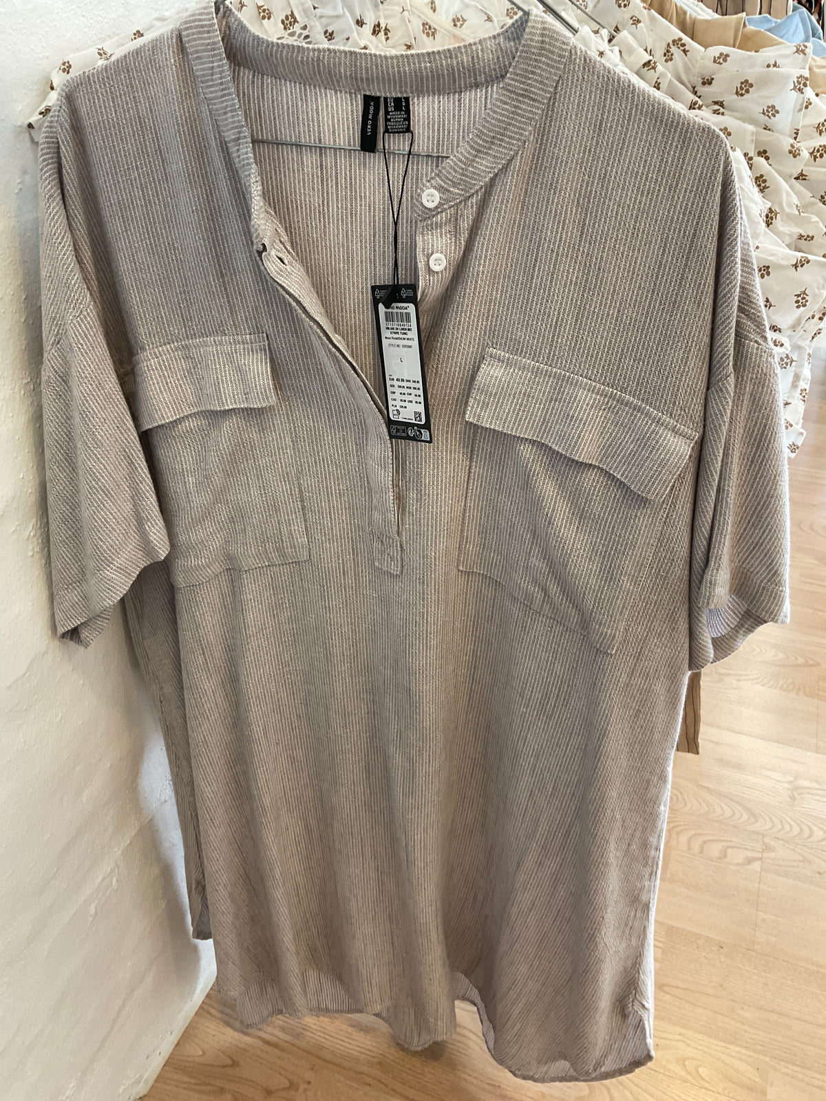 Sandfarvet stribet lang tunika fra Vero Moda i hør 